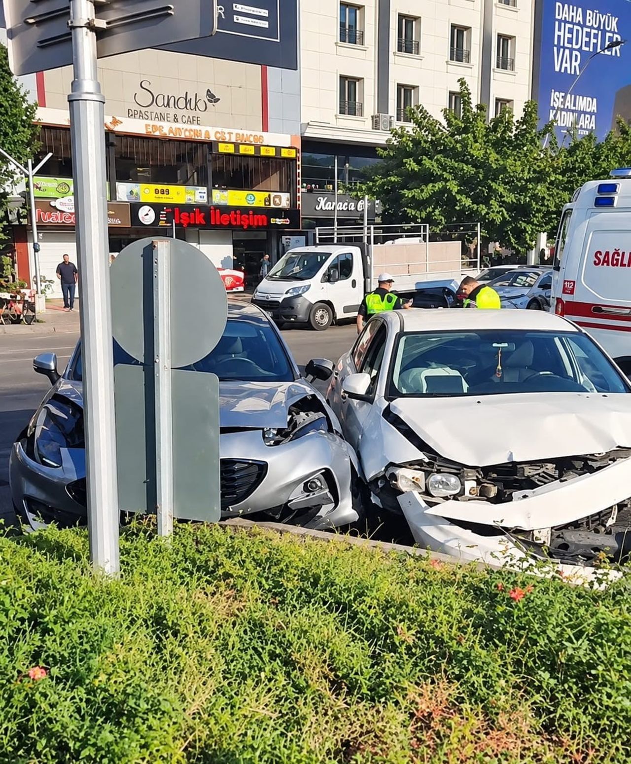 BATMAN'DA İKİ ARACIN ÇARPIŞMASI SONUCU MEYDANA GELEN TRAFİK KAZASINDA 1 KİŞİ YARALANDI