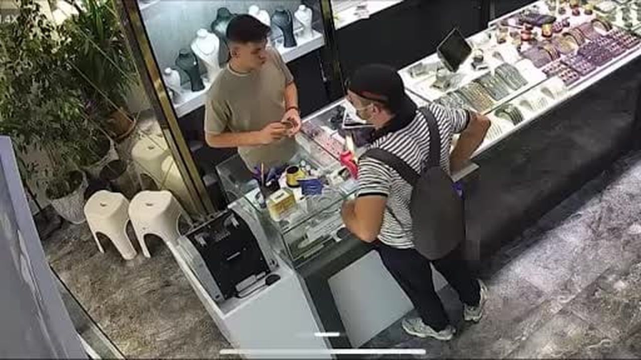 Başkent'te kuyumcuda hırsızlık kamerada: Kaçan şüpheliyi çırak yakaladı