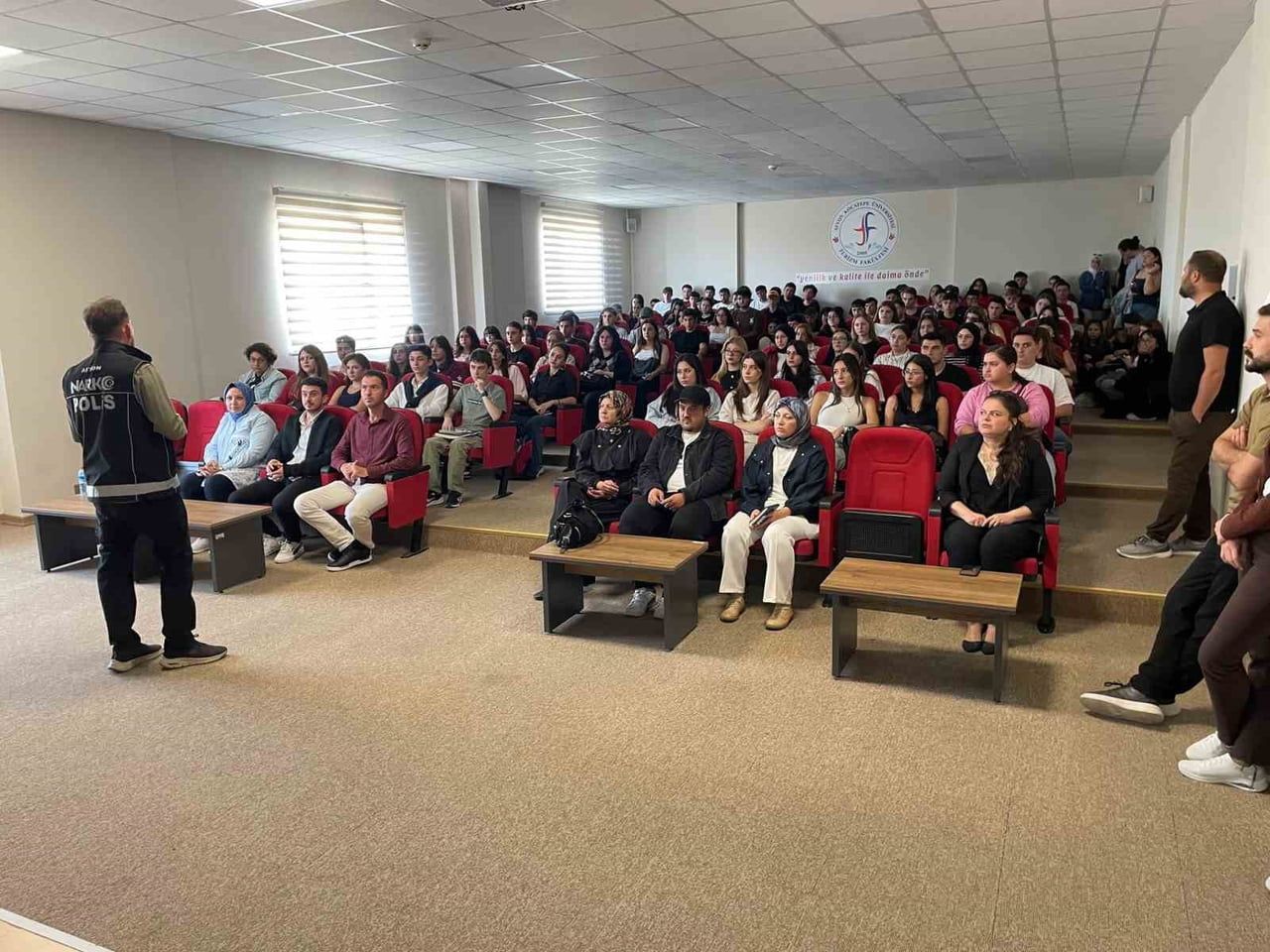 AFYONKARAHİSAR’DA YAKLAŞIK 350 ÜNİVERSİTE ÖĞRENCİSİNE YÖNELİK BAĞIMLILIKLA MÜCADELE EĞİTİMİ...
