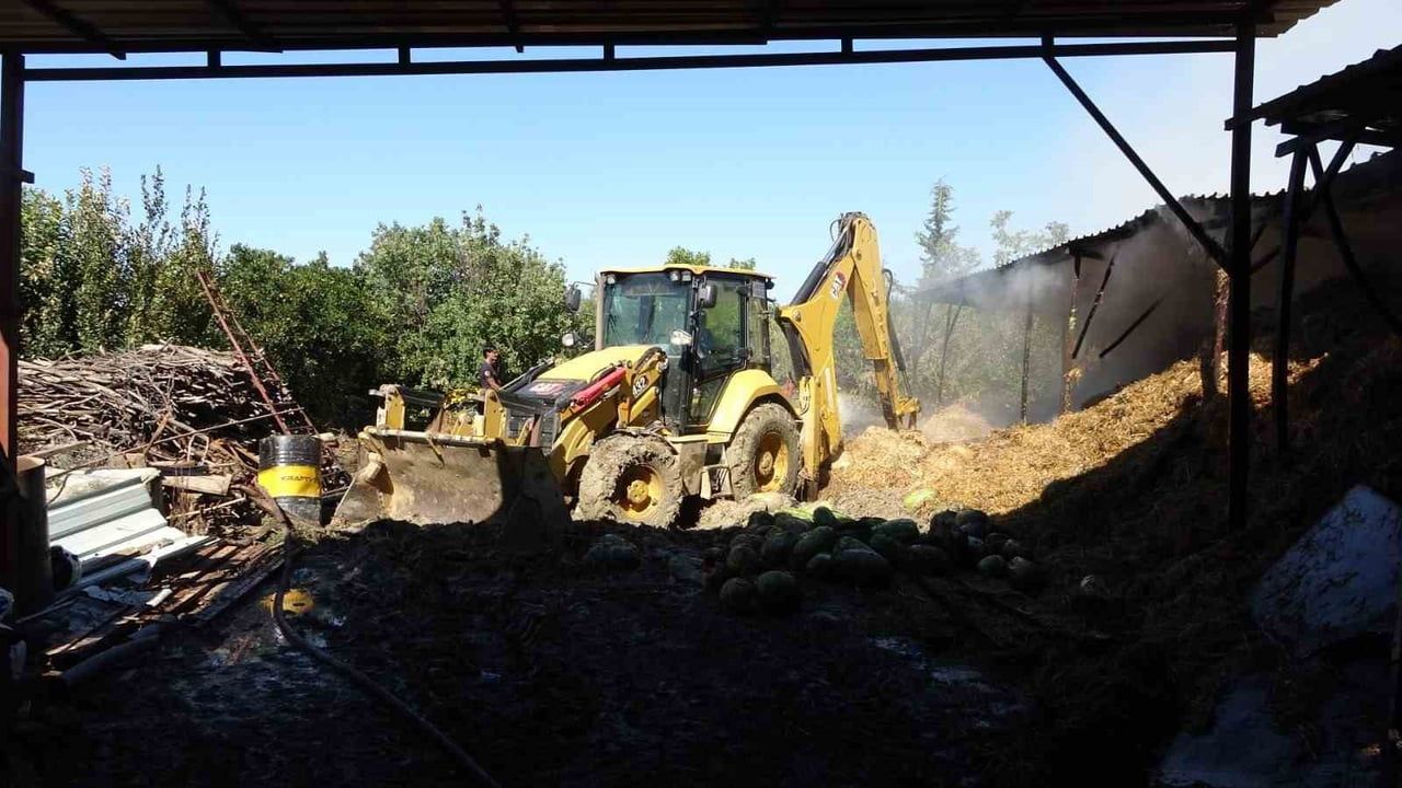 ANTALYA’NIN MANAVGAT İLÇESİ AHIR VE SAMANLIKTA ÇIKAN YANGINDA 1400 SAMAN BALYASI YANARKEN, 1...