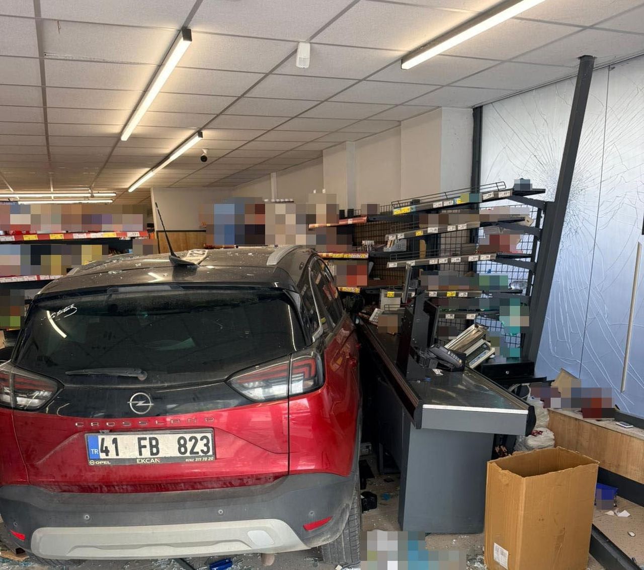 KOCAELİ’DE KADIN SÜRÜCÜNÜN FREN YERİNE GAZA BASMASI SONUCU OTOMOBİL MARKETE DALDI. KAZADA ŞANS...
