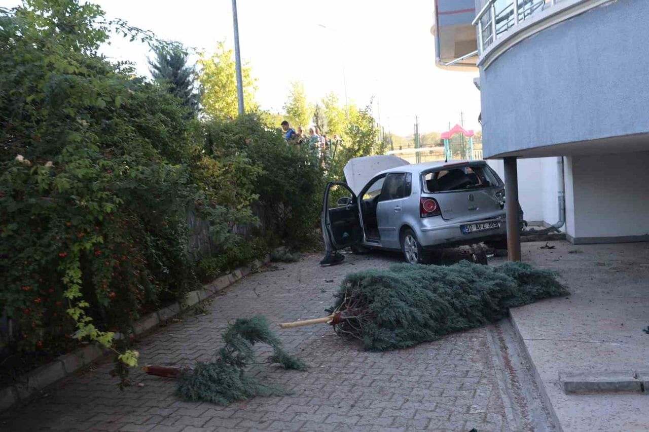 NEVŞEHİR’DE KONTROLDEN ÇIKAN OTOMOBİL, ÖNCE PARK HALİNDEKİ BİR OTOMOBİLE ÇARPTI, ARDINDAN BİR...