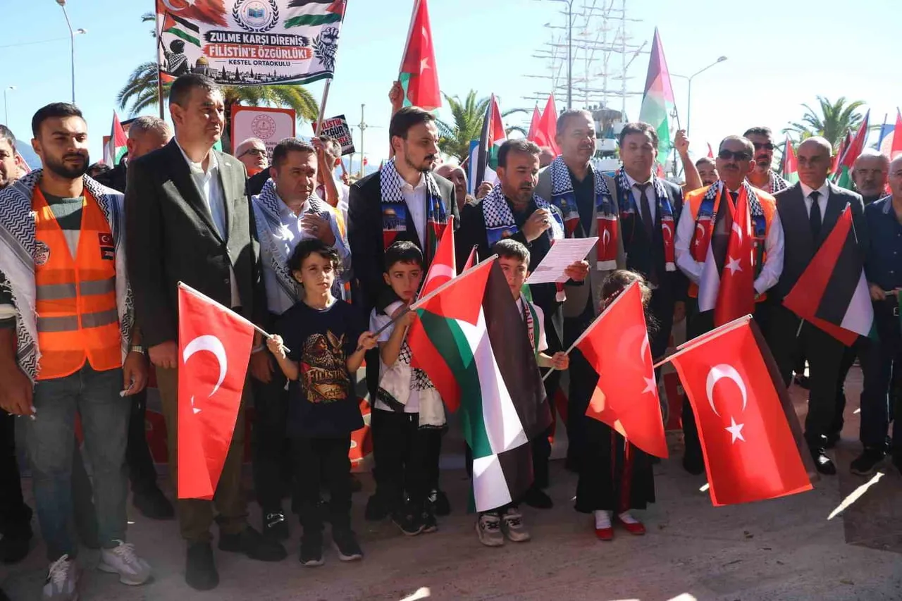 ANTALYA’NIN ALANYA İLÇESİNDE, İSRAİL’İN GAZZE’YE YÖNELİK SALDIRILARINI PROTESTO ETMEK VE...