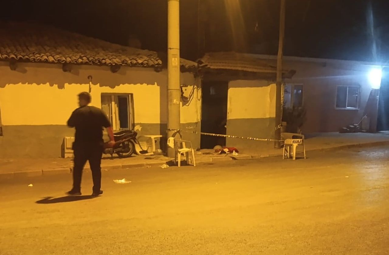 MANİSA’NIN SALİHLİ İLÇESİNDE EŞİ VE KIZINI BIÇAKLAYARAK YARALAYAN 51 YAŞINDAKİ D.K., ÇIKARILDIĞI...