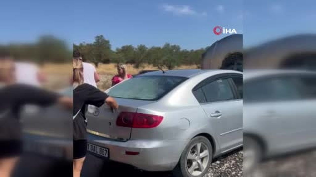 Ayvalık’ta seyir halinde alevler içinde kalan otomobilin imdadına beton mikseri yetişti