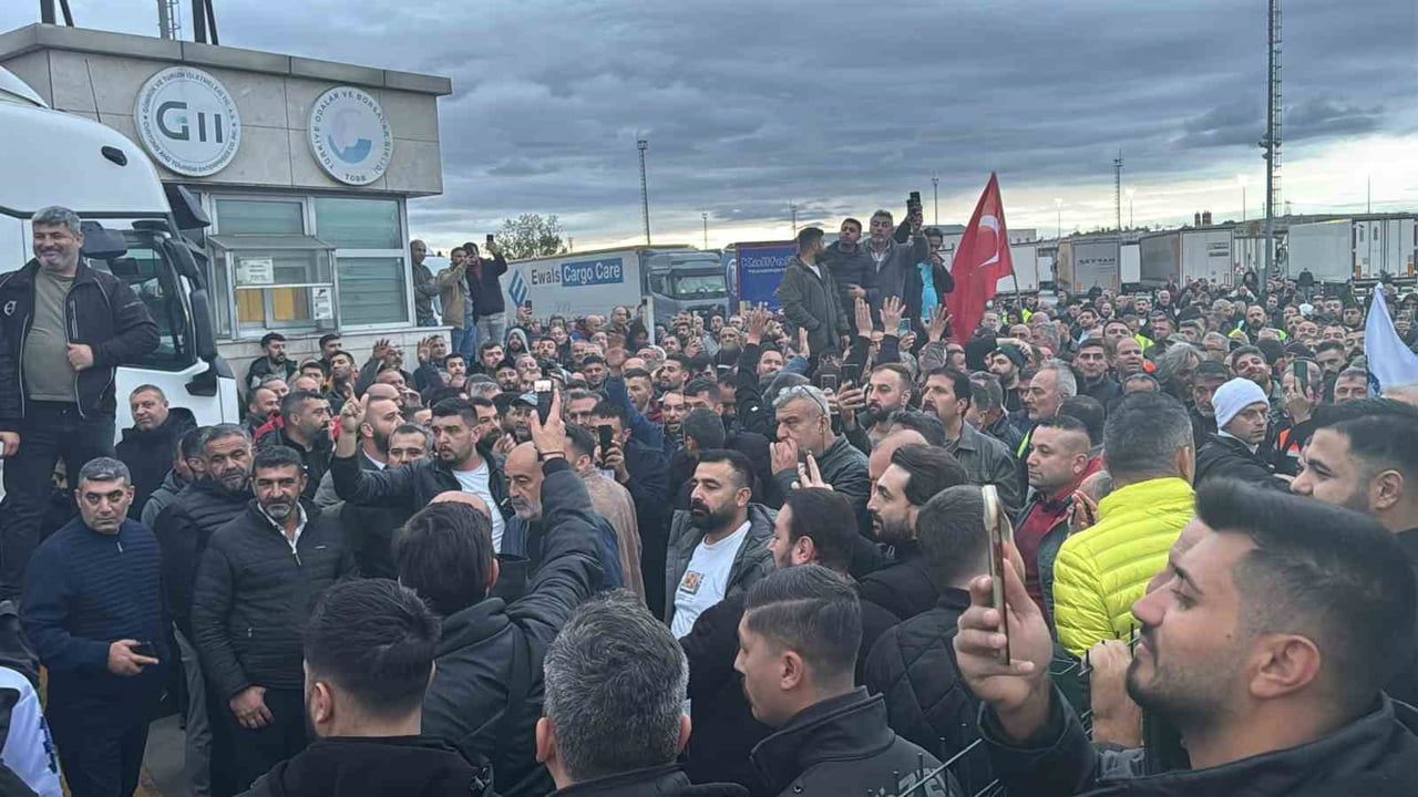 EDİRNE’DEKİ SINIR KAPILARINDA SCHENGEN VİZESİ MAĞDURİYETİ NEDENİYLE KONTAK KAPATAN TIRSÜRÜCÜLERİ...