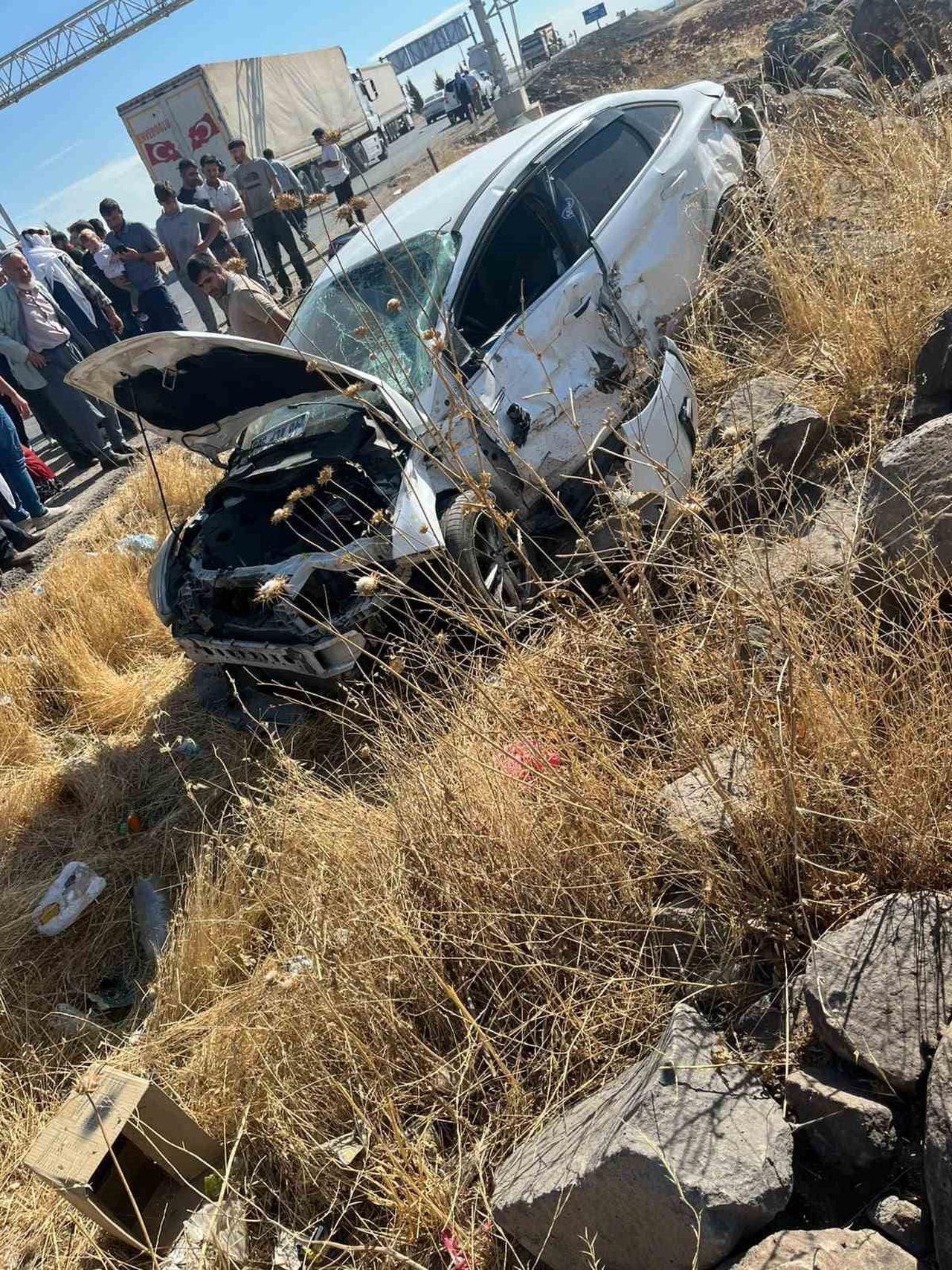 DİYARBAKIR'IN SUR İLÇESİNDE TIR İLE OTOMOBİLİN ÇARPIŞMASI SONUCU MEYDANA GELEN TRAFİK KAZASINDA 7...