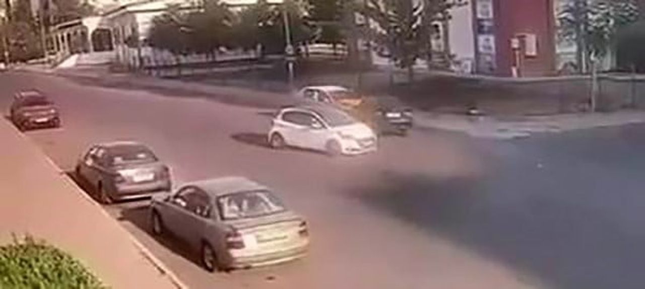 DİYARBAKIR’IN KAYAPINAR İLÇESİNDE SEYİR HALİNDEKİ OTOMOBİLİN PARK HALİNDEKİ TİCARİ TAKSİYE ÇARPMA...