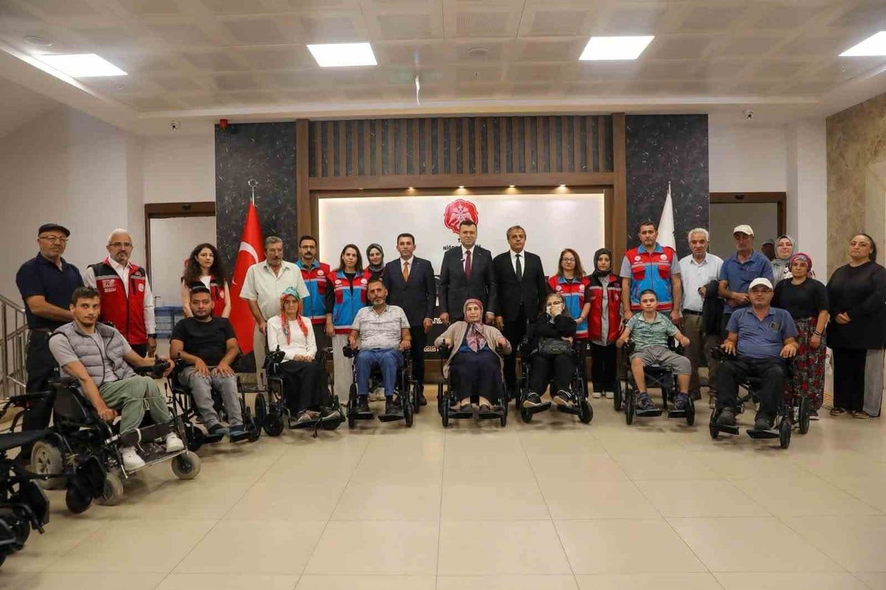 NİĞDE’DE ENGELLİ VATANDAŞLARA 21 AKÜLÜ TEKERLEKLİ SANDALYE DESTEĞİ