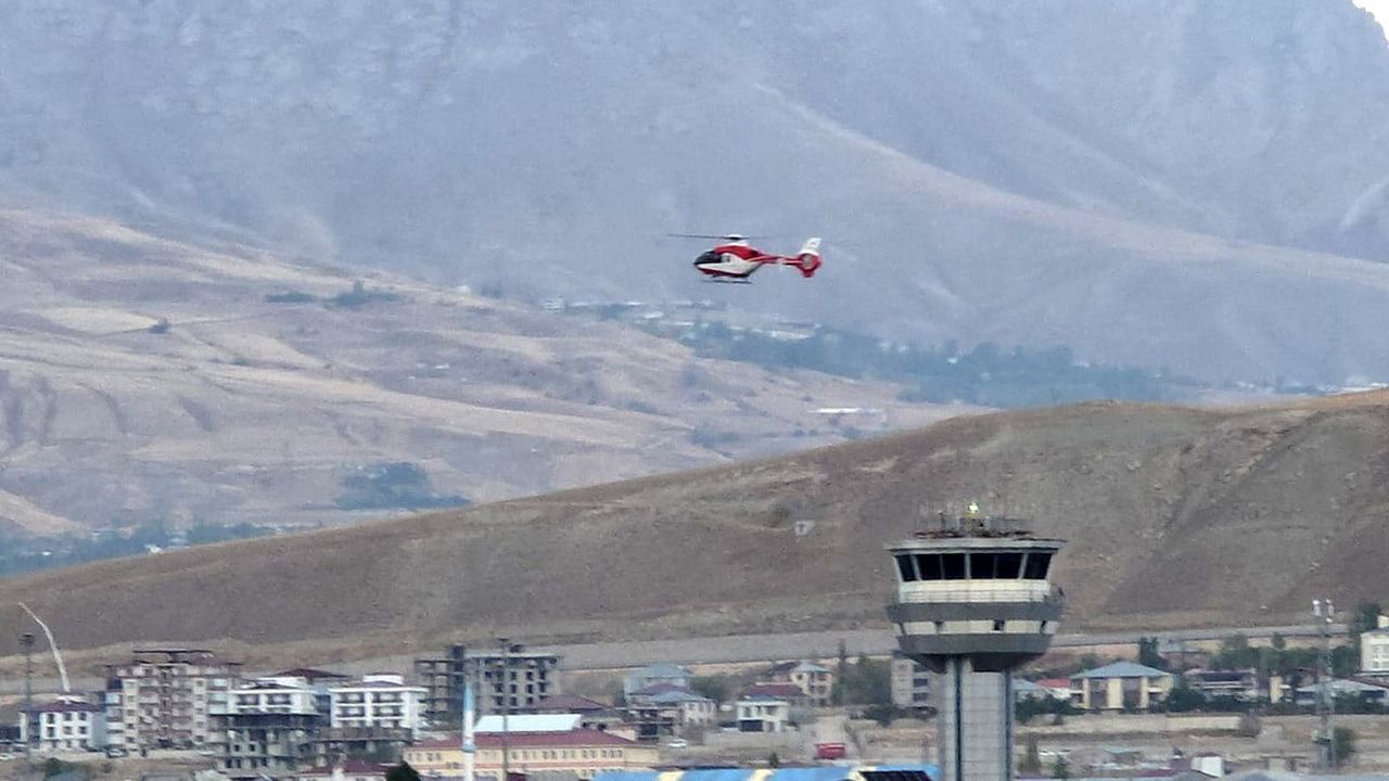 HAKKARİ'NİN DERECİK İLÇESİNDE METABOLİK HASTALIĞI OLAN 3 YAŞINDAKİ ÇOCUK AMBULANS HELİKOPTER İLE...