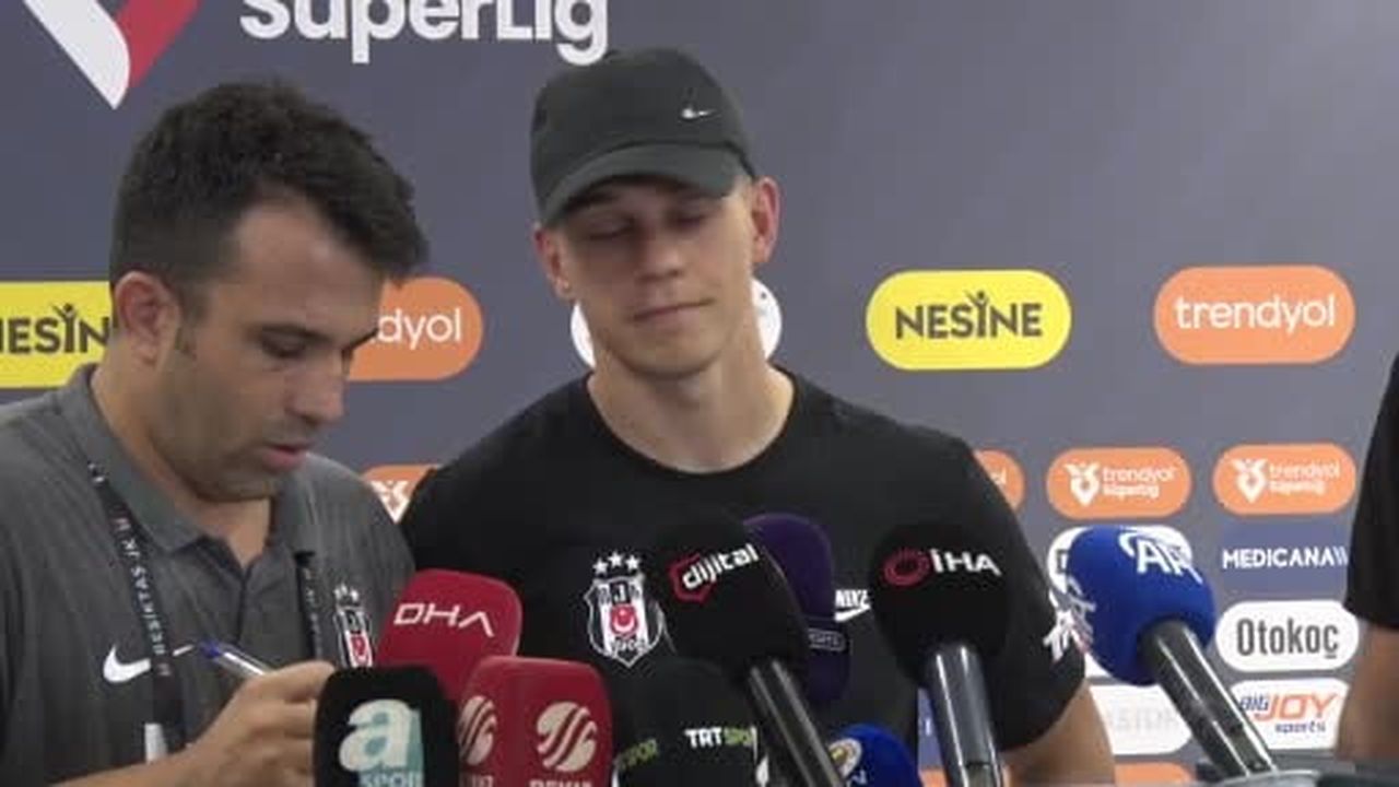 Beşiktaş'ın Belçikalı futbolcusu Leandro Trossard, Fenerbahçe'yi 2-1 mağlup ettikleri derbi...