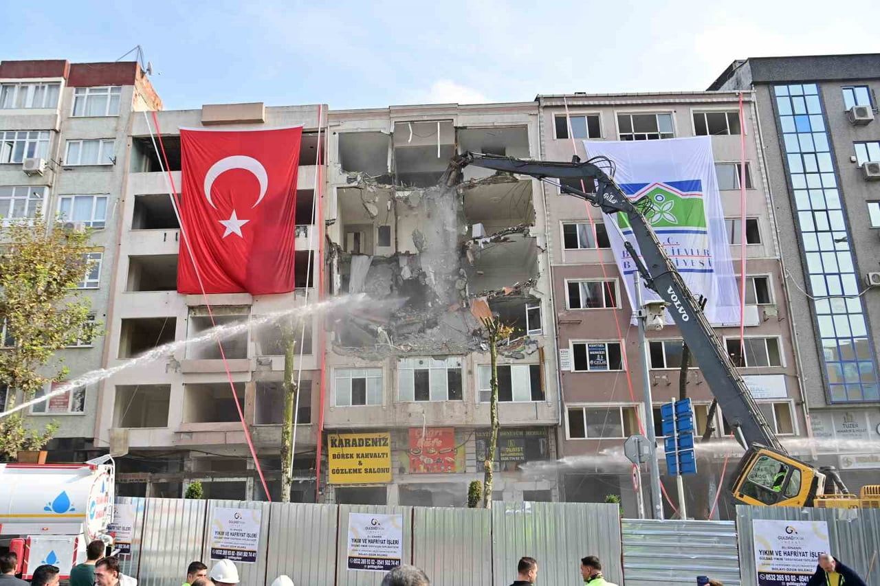İSTANBUL BAHÇELİEVLER'DE KENTSEL DÖNÜŞÜM ÇALIŞMALARI KAPSAMINDA 6 BİNİNCİ BİNANIN YIKIMI...