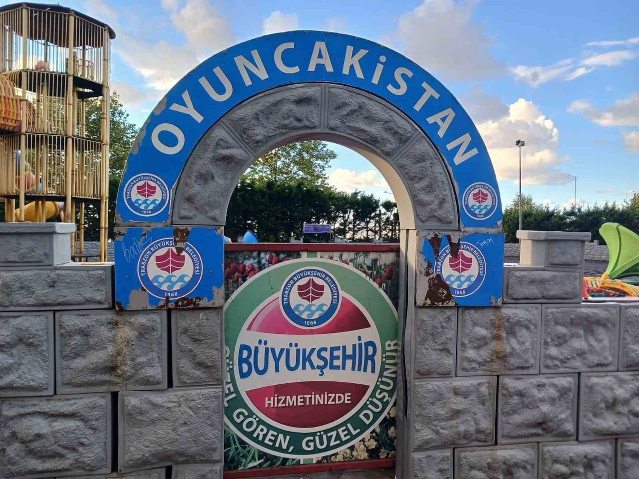 TRABZON'UN AYASOFYA MAHALLESİ SAHİLİNDE YAKLAŞIK 13 YIL ÖNCE YAPILARAK HİZMETE GİREN OYUNCAKİSTAN...