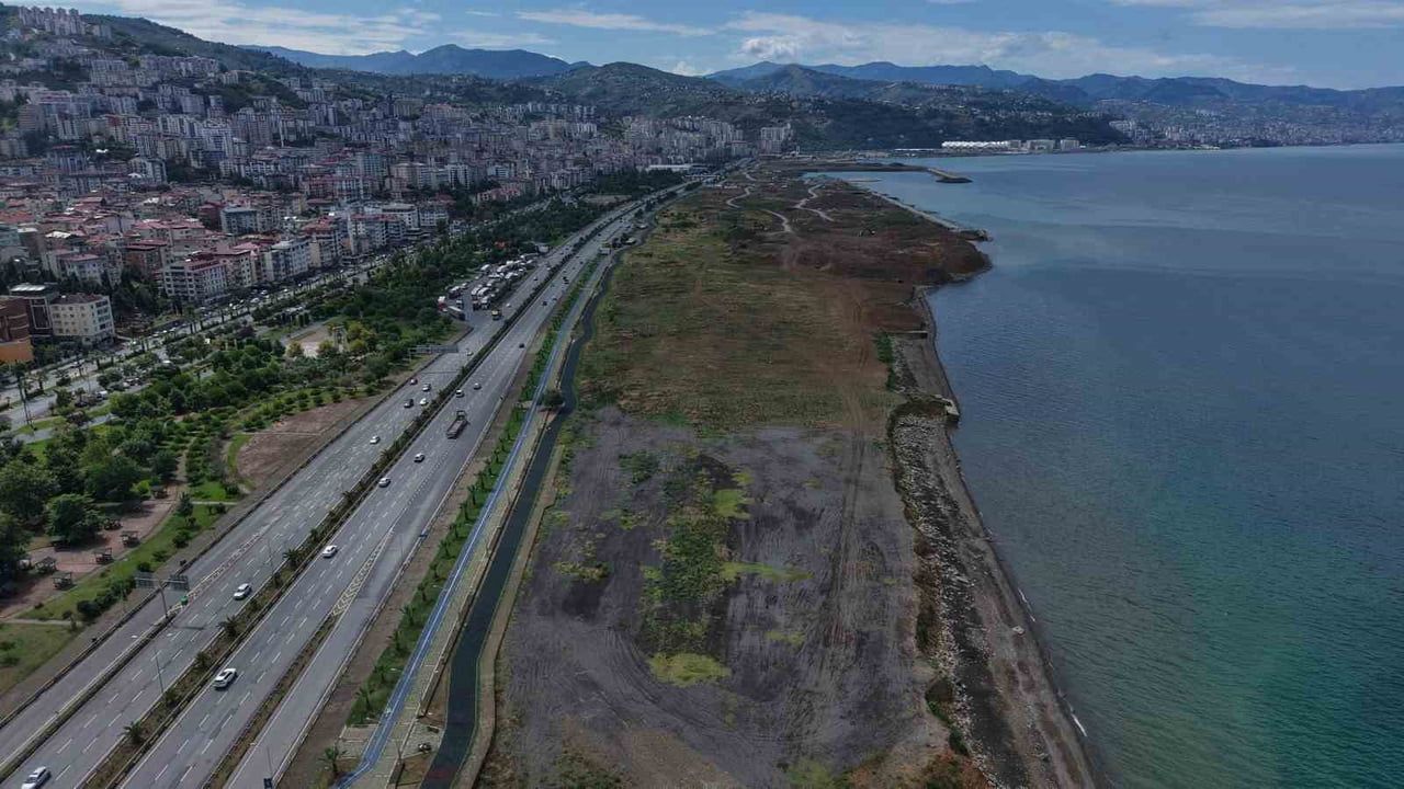 TRABZON'UN ORTAHİSAR İLÇESİNDE BEŞİRLİ SAHİL ŞERİDİNDE 11 YIL ÖNCE DOLGU ÇALIŞMALARI İLE BAŞLAYAN...