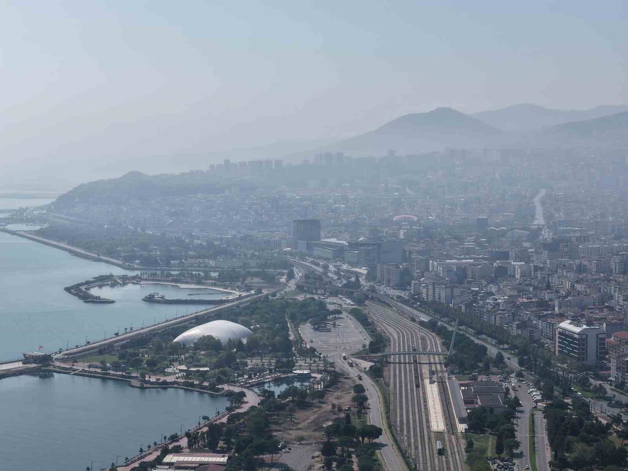 SAMSUN’DA SABAH SAATLERİNDE ETKİLİ OLAN PUSLU HAVA, ÖZELLİKLE KENTİN YÜKSEK KESİMLERİNDE ETKİSİNİ...
