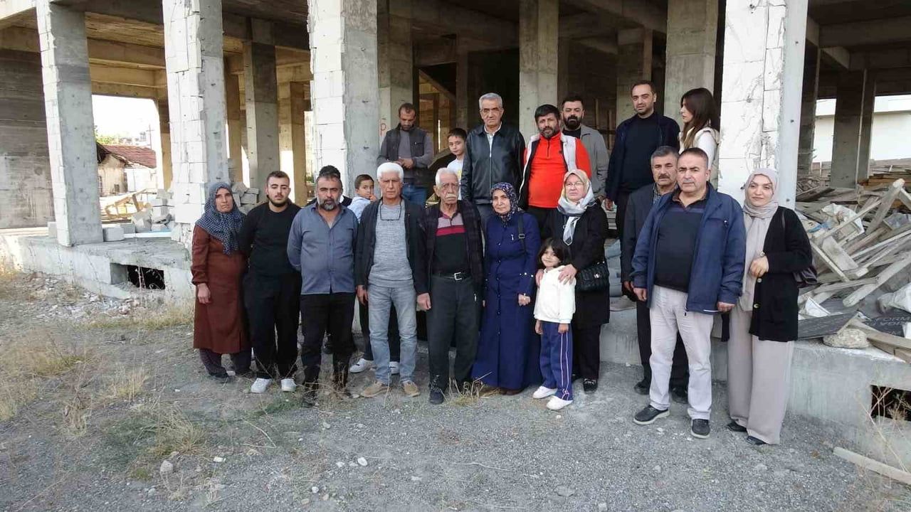 MALATYA'NIN YEŞİLYURT İLÇESİNDE KENTSEL DÖNÜŞÜM KAPSAMINDA BAŞLATILAN VE 10 YILDIR TAMAMLANMADIĞI...
