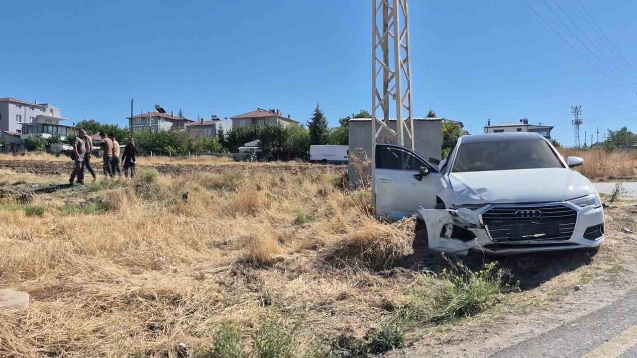 ESKİŞEHİR'DE İKİ OTOMOBİLİN ÇARPIŞMASI SONUCU MEYDANA GELEN TRAFİK KAZASINDA, ARAÇLARDA BULUNAN 5...