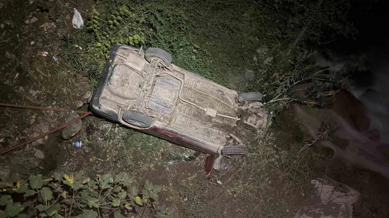 OSMANİYE’DE KONTROLDEN ÇIKAN OTOMOBİLİN KÖPRÜ KORKULUKLARINI KIRARAK 5 METRE YÜKSEKLİKTEN DEREYE...