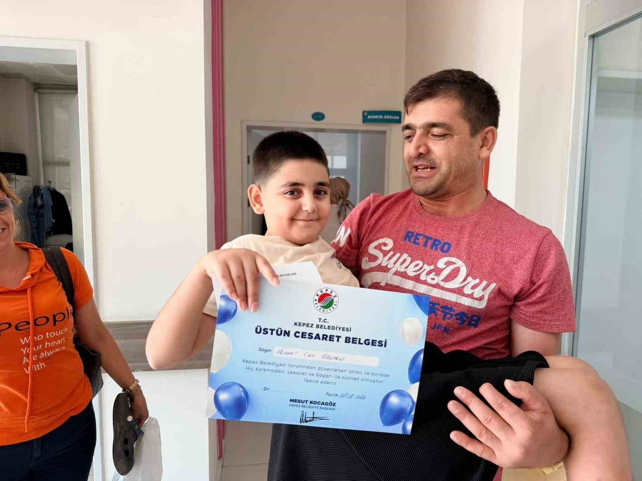 KEPEZ'DE SÜNNET OLAN ÇOCUKLARA, GÖSTERDİKLERİ CESARETTEN DOLAYI KEPEZ BELEDİYE BAŞKANI MESUT...
