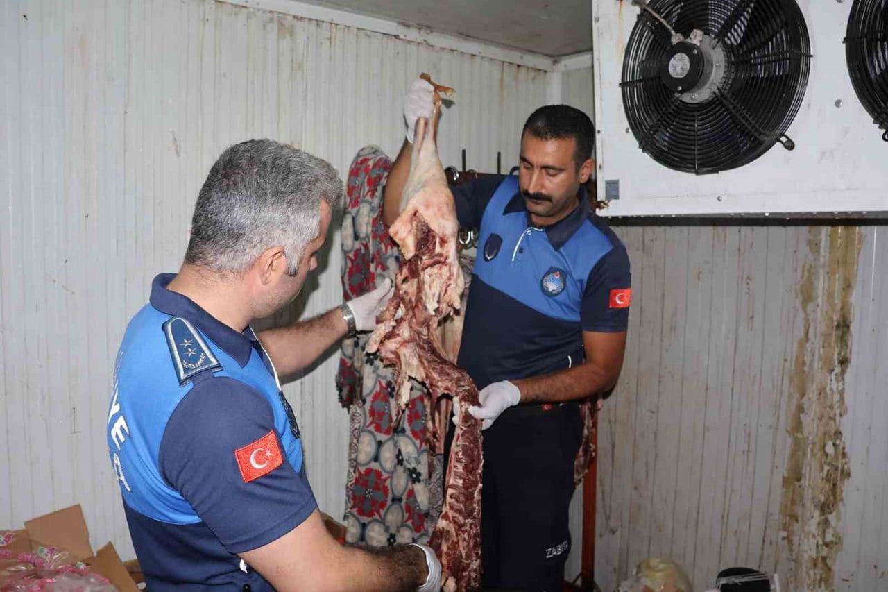ULUBAĞ MAHALLESİ'NDE FAALİYET GÖSTEREN BİR KASAP İŞLETMESİNDE 315 KİLO BOZUK ET ELE...