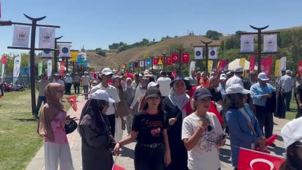 Ahlat’ta Cumhurbaşkanı Erdoğan heyecanı: Vatandaşlar Millet Bahçesi’ne akın etti