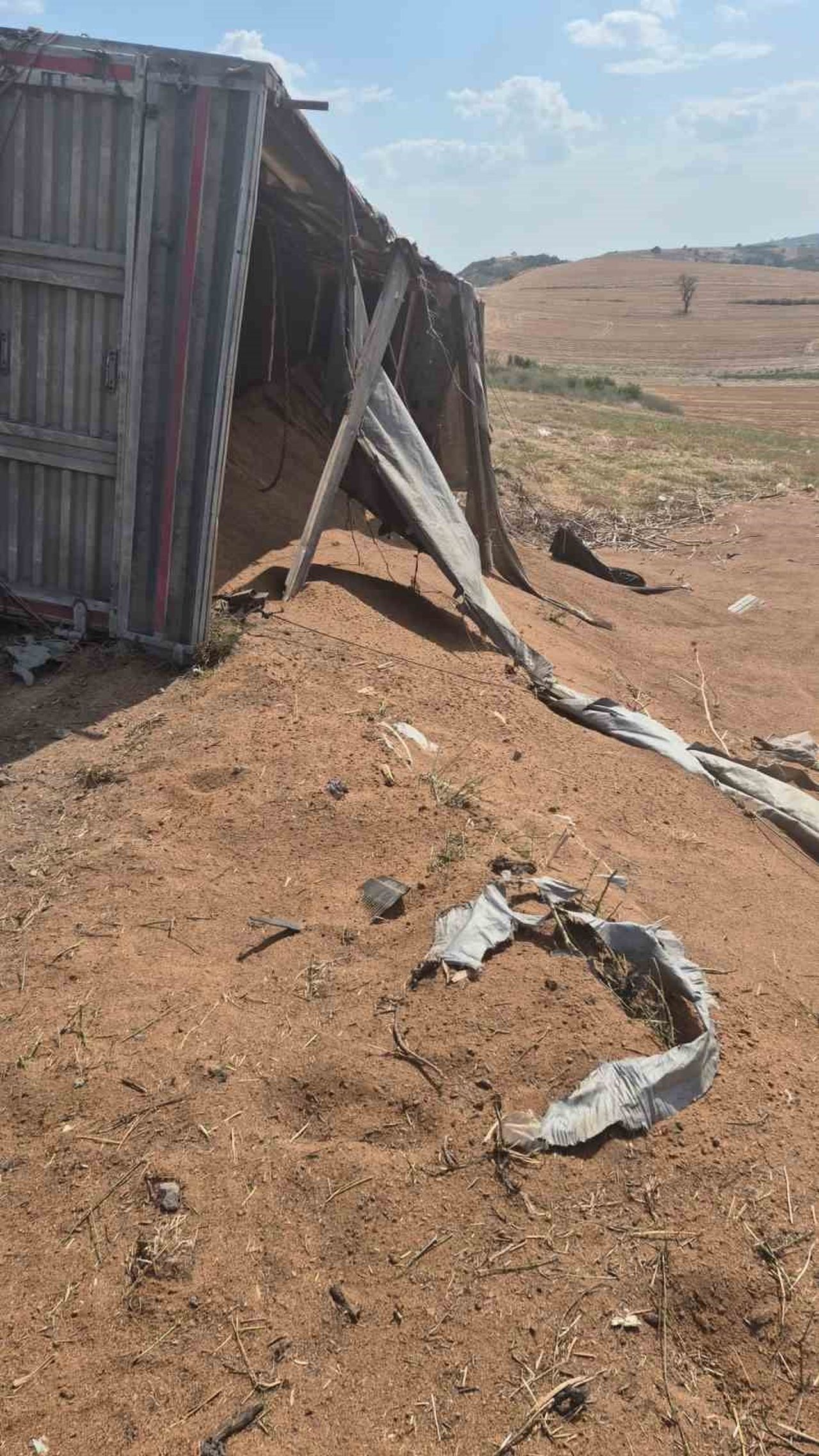 UZUNKÖPRÜ’DE BUĞDAY YÜKLÜ TIR PARPUDAR BAYIRI'NDA DEVRİLDİ
