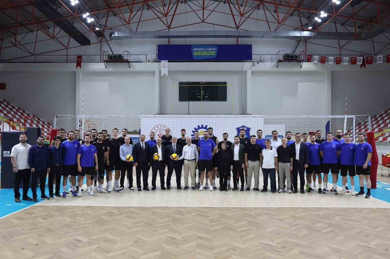 GEBZE BELEDİYESİ SPOR KULÜBÜ’NÜN EFELER LİGİ’NDE MÜCADELE EDECEK VOLEYBOL TAKIMINI ZİYARET EDEN...