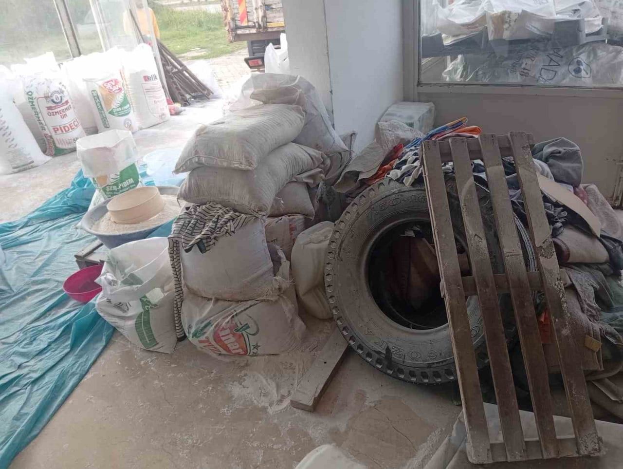 BARTIN'DA ZABITA EKİPLERİ BİR İŞ YERİNE YAPTIĞI DENETİMDE YAKLAŞIK 7.5 TON BÖCEKLENMİŞ VE TARİHİ...