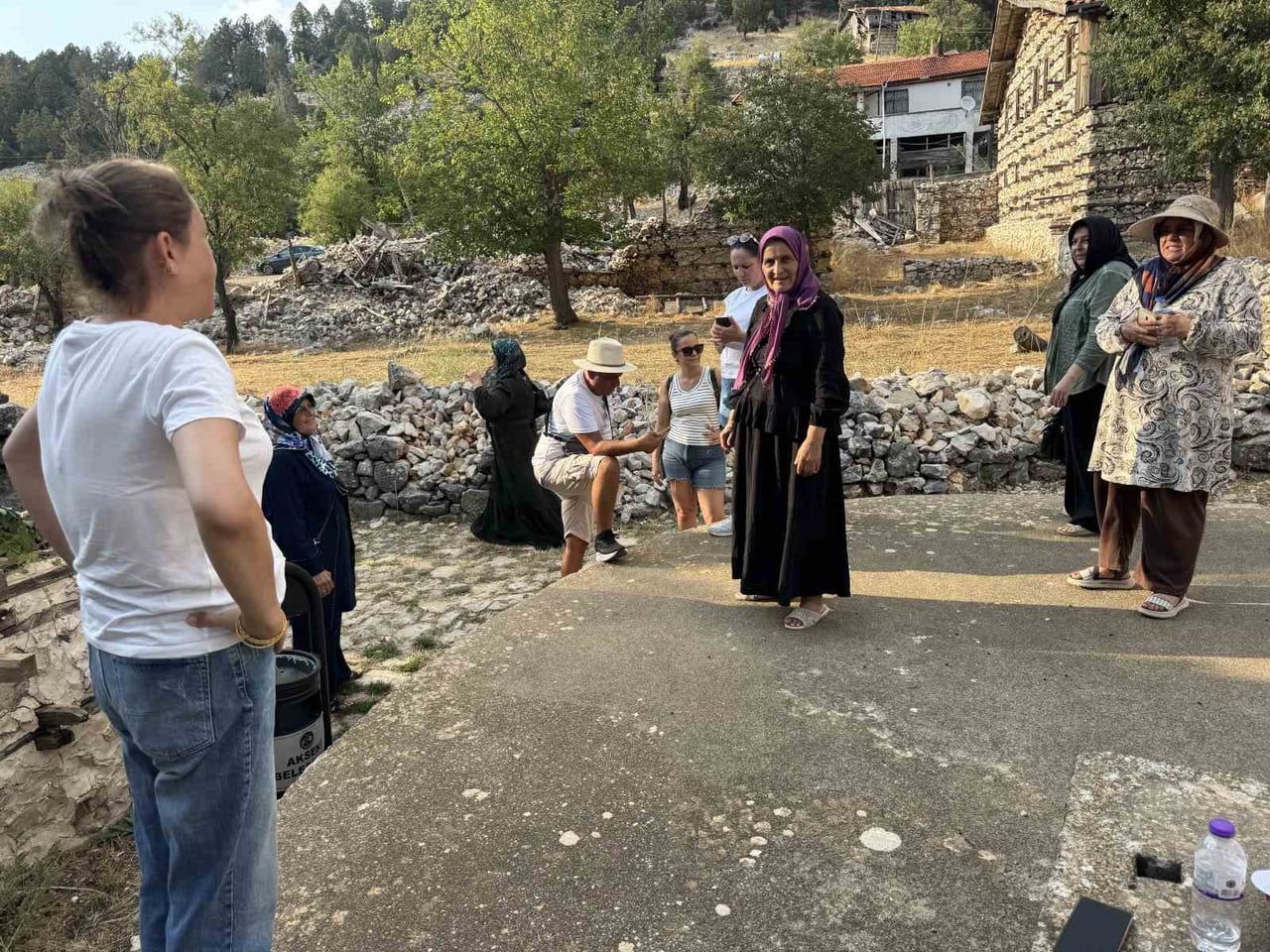 ANTALYA'NIN AKSEKİ İLÇESİNDE BULUNAN 25 HANELİ VE 55 NÜFUSLU TARİHİ SARIHACILAR KÖYÜ, DÜĞMELİ...
