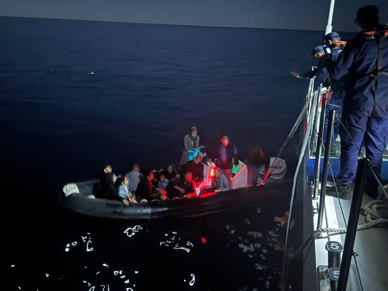 ÇANAKKALE’NİN GÖKÇEADA İLÇESİ AÇIKLARINDA FİBER KARİNALI LASTİK BOTLARI ARIZALANINCA SÜRÜKLENEN VE...