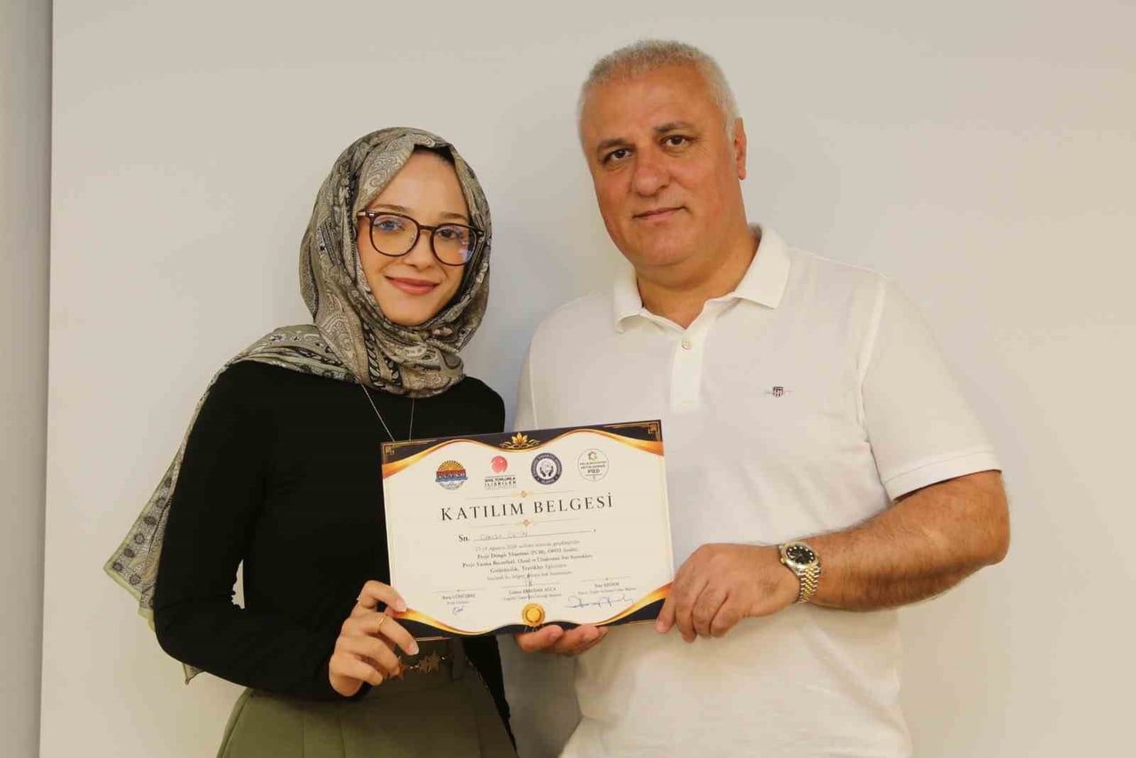 EĞİTİMİN TAMAMLANMASININ ARDINDAN DÜZENLENEN SERTİFİKA TÖRENİNDE KURSİYERLERE SERTİFİKALARI TAKDİM...