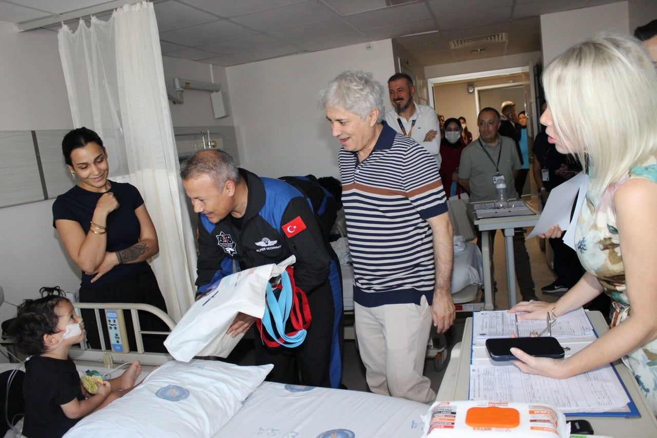 AKDENİZ ÜNİVERSİTESİ'NDE 11 ASTRONOT, ÖNCE KANSER TEDAVİSİ GÖREN ÇOCUKLARIN HAYALLERİNE ORTAK...