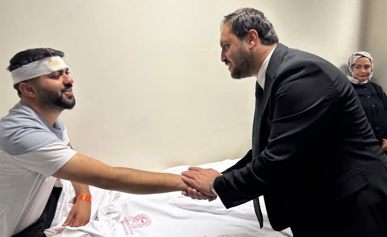 AK PARTİ ELAZIĞ İL BAŞKANI SENCER SELMANOĞLU, KONVOYUNDA ZİNCİRLEME KAZA SONUCU YARALANAN...