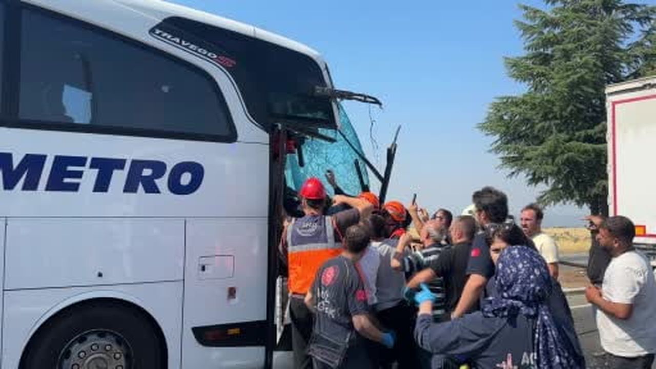 Yolcu otobüsü kamyona çarptı: 1'i ağır 8 yaralı