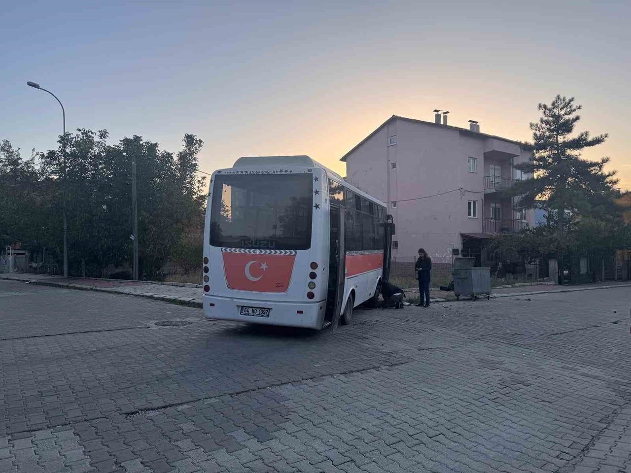 UŞAK’TA ŞEHİR İÇİ YOLCU MİDİBÜSÜ İLE OTOMOBİLİN ÇARPIŞMASI SONUCU 4’Ü ÇOCUK 7 KİŞİ...