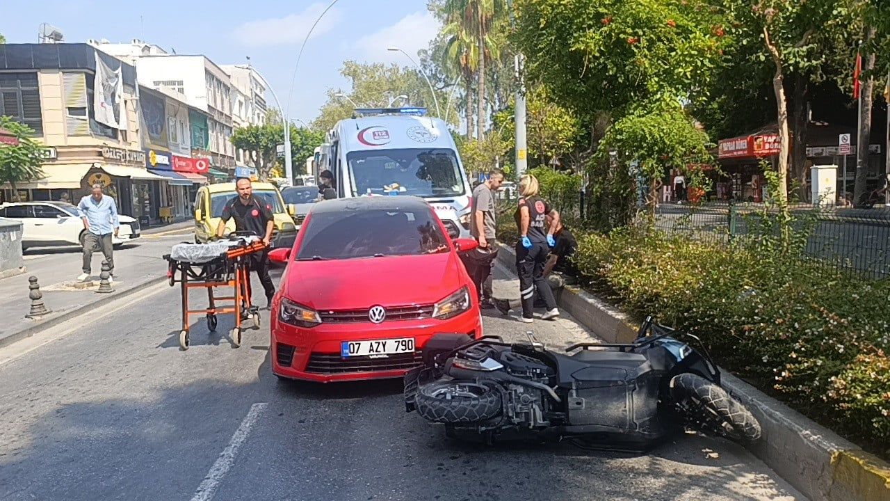 KAZADA YARALANAN MOTOSİKLET SÜRÜCÜSÜ 112 SAĞLIK EKİPLERİNİN OLAY YERİNDEKİ MÜDAHALESİNİN ARDINDAN...