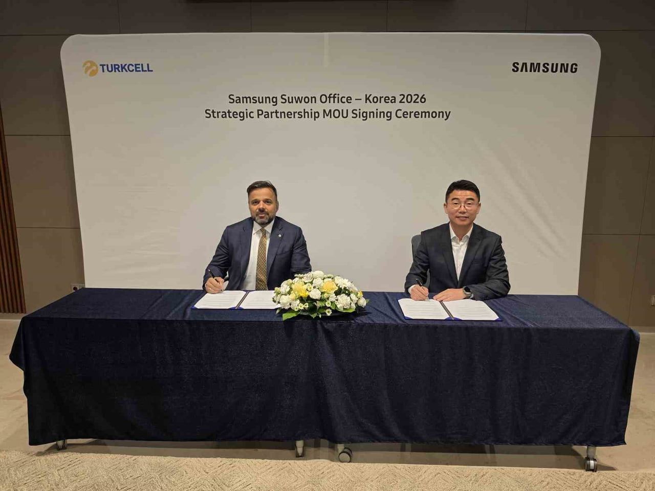 TURKCELL GENEL MÜDÜRÜ DR. ALİ TAHA KOÇ VE SAMSUNG ELECTRONİCS TÜRKİYE CEO’SU BİLLY KİM