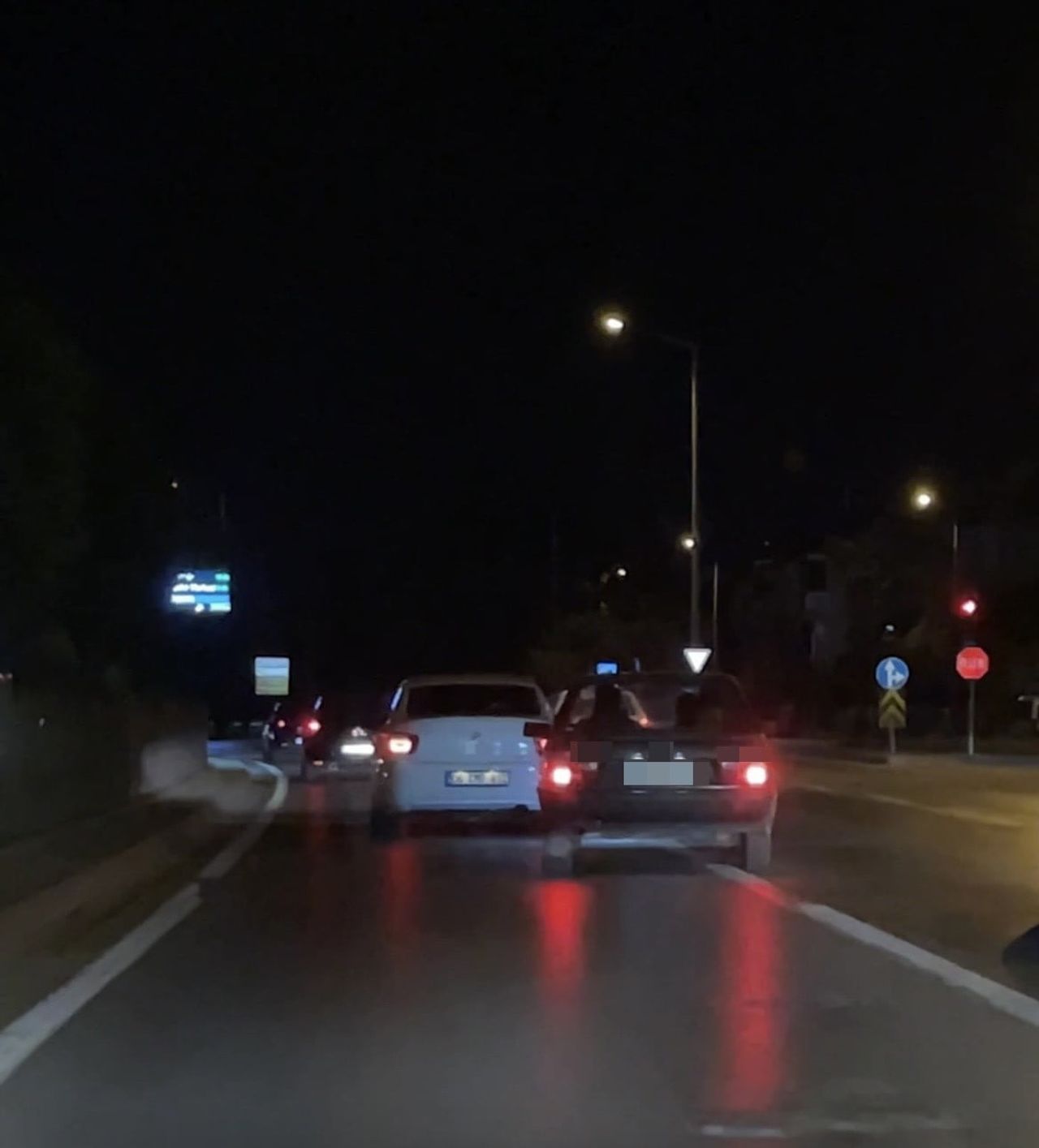 KONYA'DA YENİ İSTANBUL CADDESİ'NDE SEYİR HALİNDEKİ BİR OTOMOBİLİN SÜRÜCÜSÜ, ART ARDA YAPTIĞI...