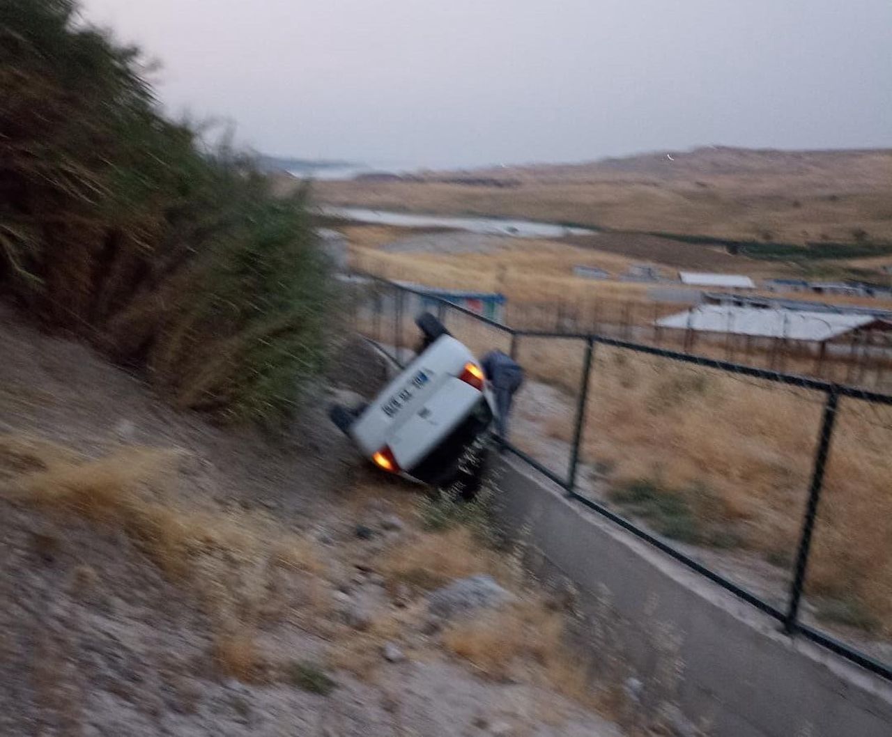 ADIYAMAN’DA, SÜRÜCÜSÜNÜN DİREKSİYON HAKİMİYETİNİ KAYBETTİĞİ OTOMOBİL ŞARAMPOLE...