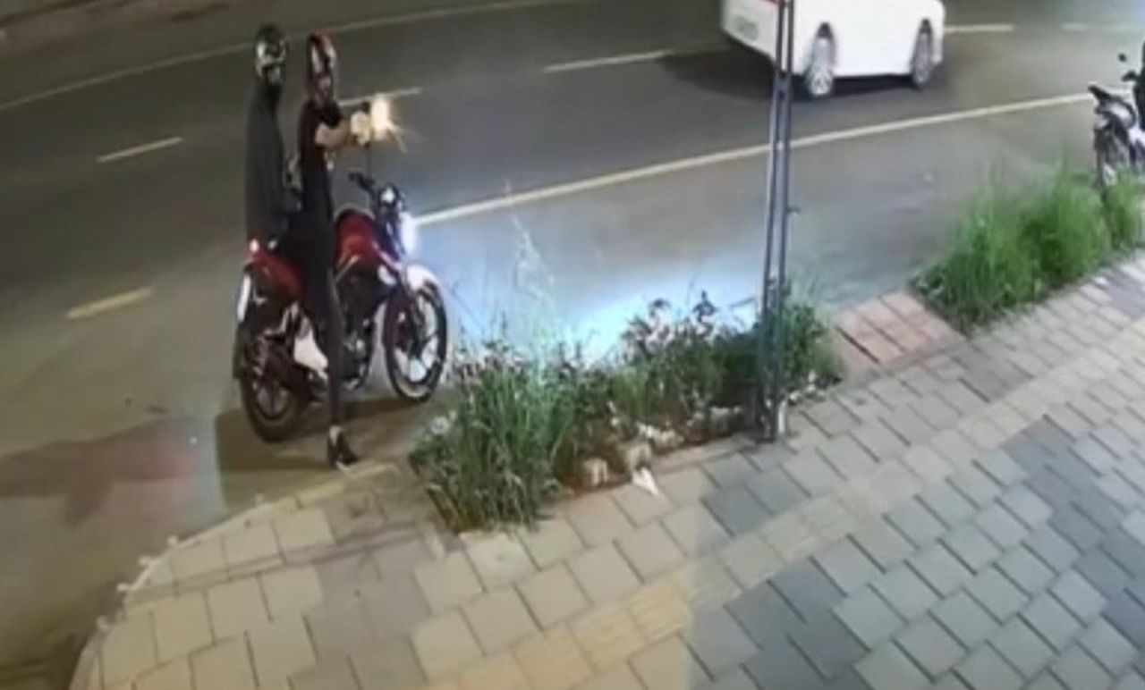 MERSİN'DE AYNI NOKTADA İKİNCİ KEZ KASKLI BİR ŞÜPHELİ TARAFINDAN BU KEZ İŞ YERİNE ATEŞ AÇILDI, O...