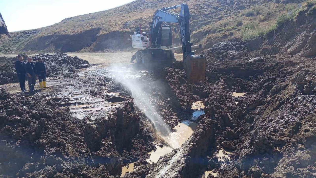 HAKKARİ BELEDİYESİ SU İŞLERİ MÜDÜRLÜĞÜ EKİPLERİ, 3 BİN 500 RAKIMLI BERÇELAN YAYLASI’NDAKİ ANA...