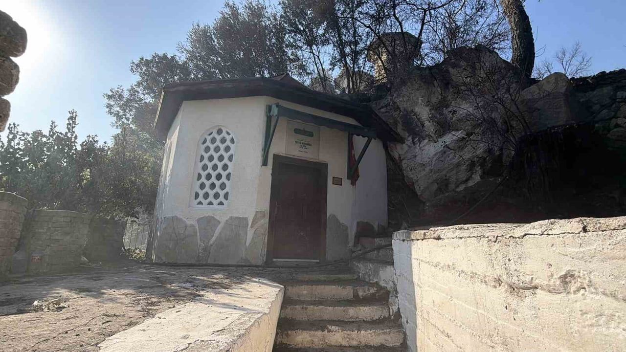 BALIKESİR'İN EDREMİT İLÇESİNDE KAZDAĞLARI ETEKLERİNDE ÇIKAN ORMAN YANGINI KONTROL ALTINA...