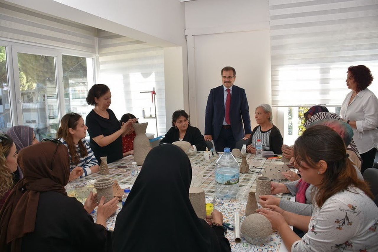 MANİSA’NIN SALİHLİ İLÇESİNDEKİ AİLE DESTEK MERKEZİ (ADEM), KADINLARIN SOSYAL VE EKONOMİK YÖNDEN...