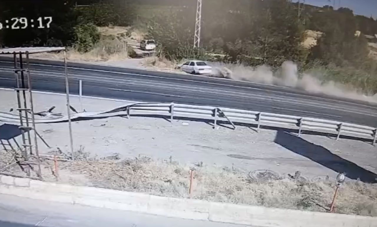 ADIYAMAN’DA, 2 KİŞİNİN YARALANDIĞI KAZA ANI GÜVENLİK KAMERALARINA YANSIDI.