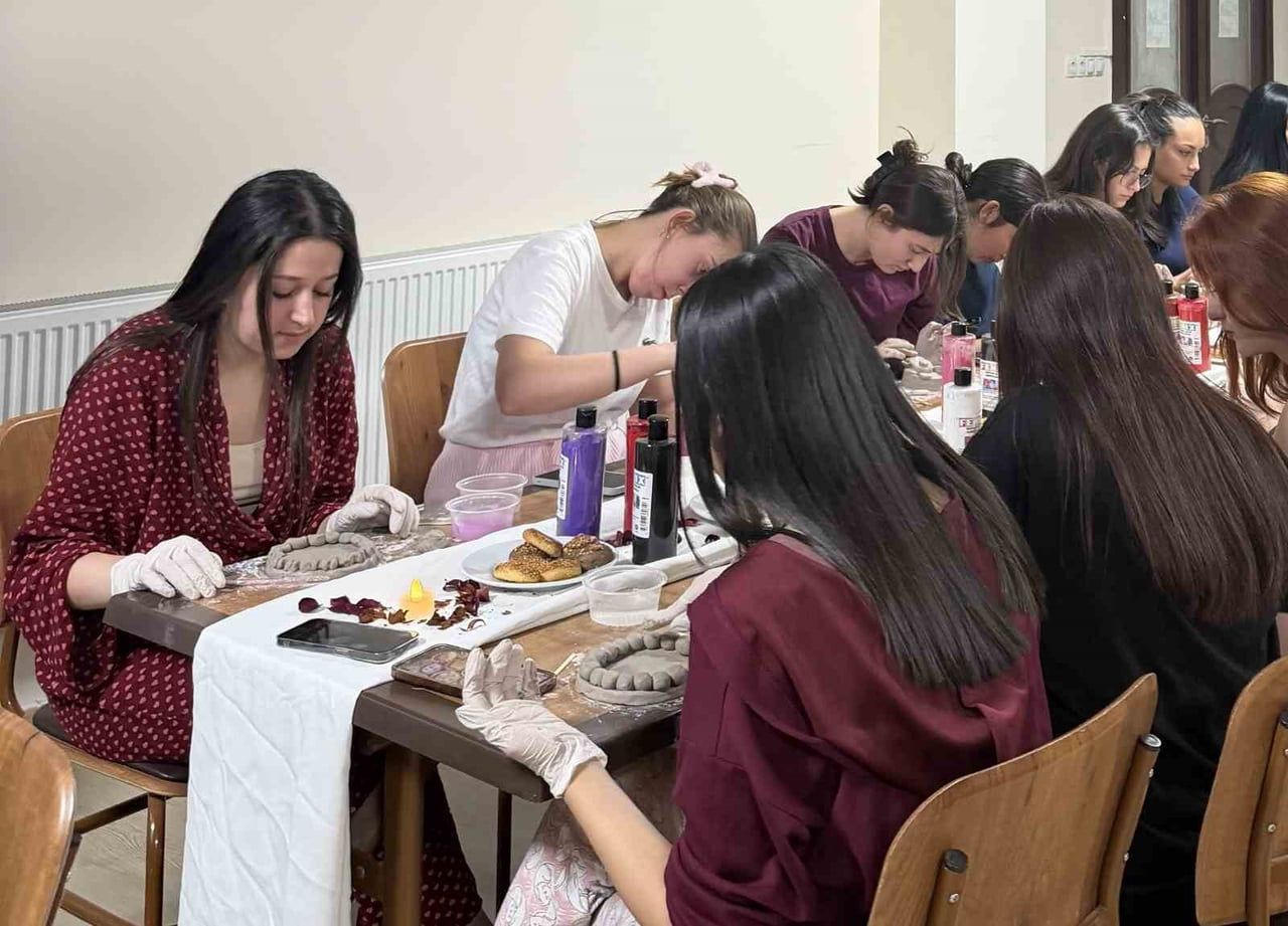 MANİSA’NIN SARIGÖL İLÇESİNDEKİ GENÇLİK VE SPOR BAKANLIĞINA BAĞLI GSB YURDUNDA DÜZENLENEN SERAMİK...
