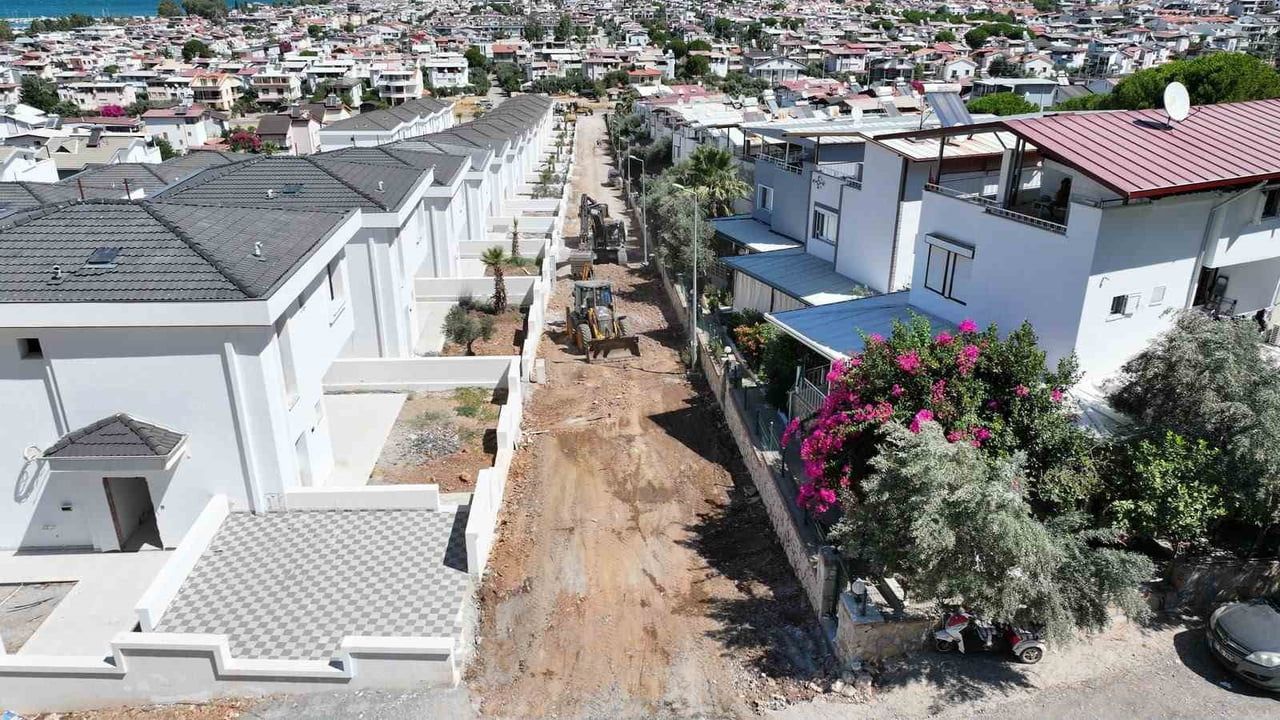 DİDİM BELEDİYESİ, AKBÜK MAHALLESİ'NİN FARKLI NOKTALARINDA EŞ ZAMANLI OLARAK YÜRÜTTÜĞÜ YOL YAPIM...