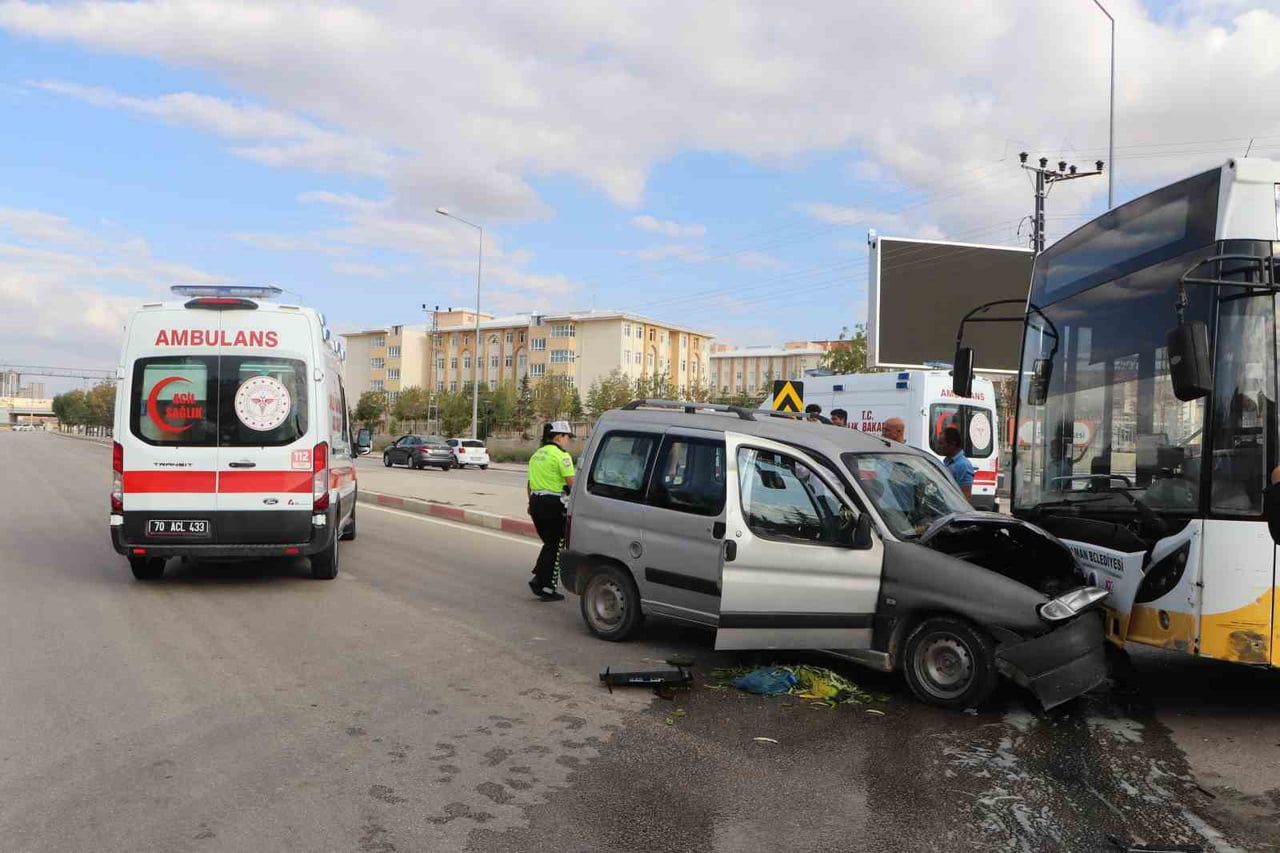 KARAMAN'DA HALK OTOBÜSÜ İLE HAFİF TİCARİ ARACIN KAFA KAFAYA ÇARPIŞMASI SONUCU MEYDANA GELEN KAZADA...