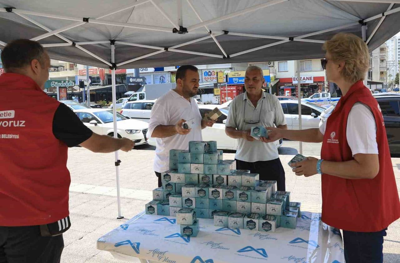 MERSİN’DE MEVLİT KANDİLİ DOLAYISIYLA VATANDAŞLARA KANDİL SİMİDİ İKRAM EDİLDİ.