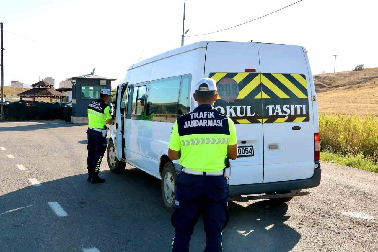 BAYBURT’TA OKUL ÇEVRELERİ VE SERVİS ARAÇLARI DENETLENDİ
