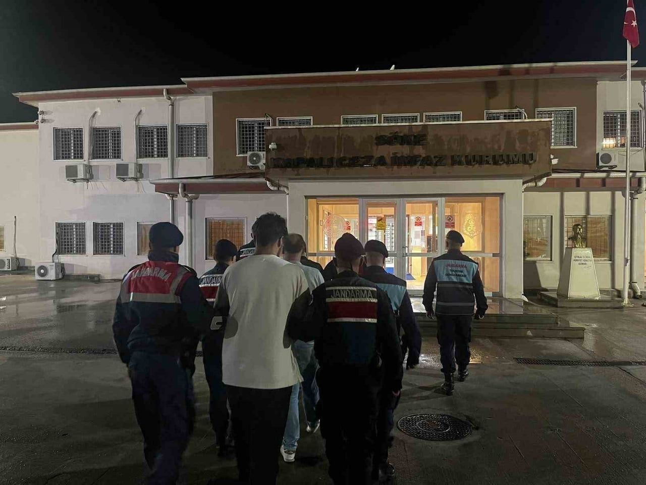 AYDIN'IN DİDİM İLÇESİNDE BİR OTELE DÜZENLENEN OPERASYONDA 14 DÜZENSİZ GÖÇMEN YAKALANIRKEN...